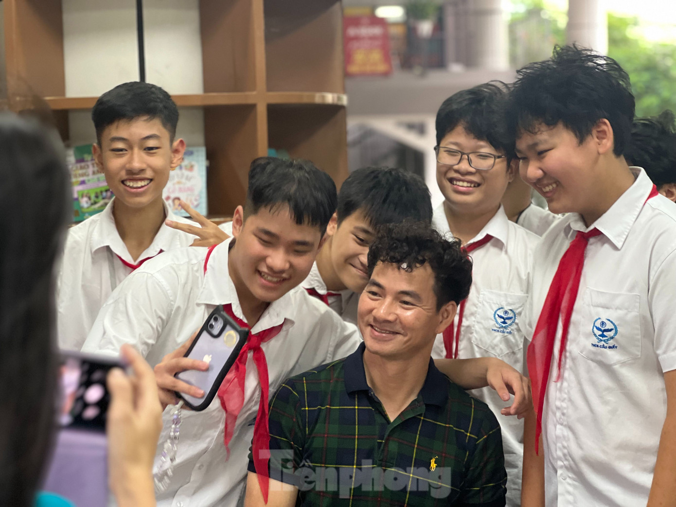 Giám đốc Nhà hát Kịch Việt Nam tranh thủ giao lưu, chụp hình với một số học sinh phía sau sân khấu. Dù lịch trình bận rộn, NSND Xuân Bắc khẳng định anh luôn cố gắng dành thời gian cho những chương trình ý nghĩa, đặc biệt là chương trình kêu gọi các nguồn lực xã hội chung tay giúp đỡ học sinh vùng cao chịu nhiều thiệt hại sau cơn bão số 3 và đợt lũ lụt lịch sử.