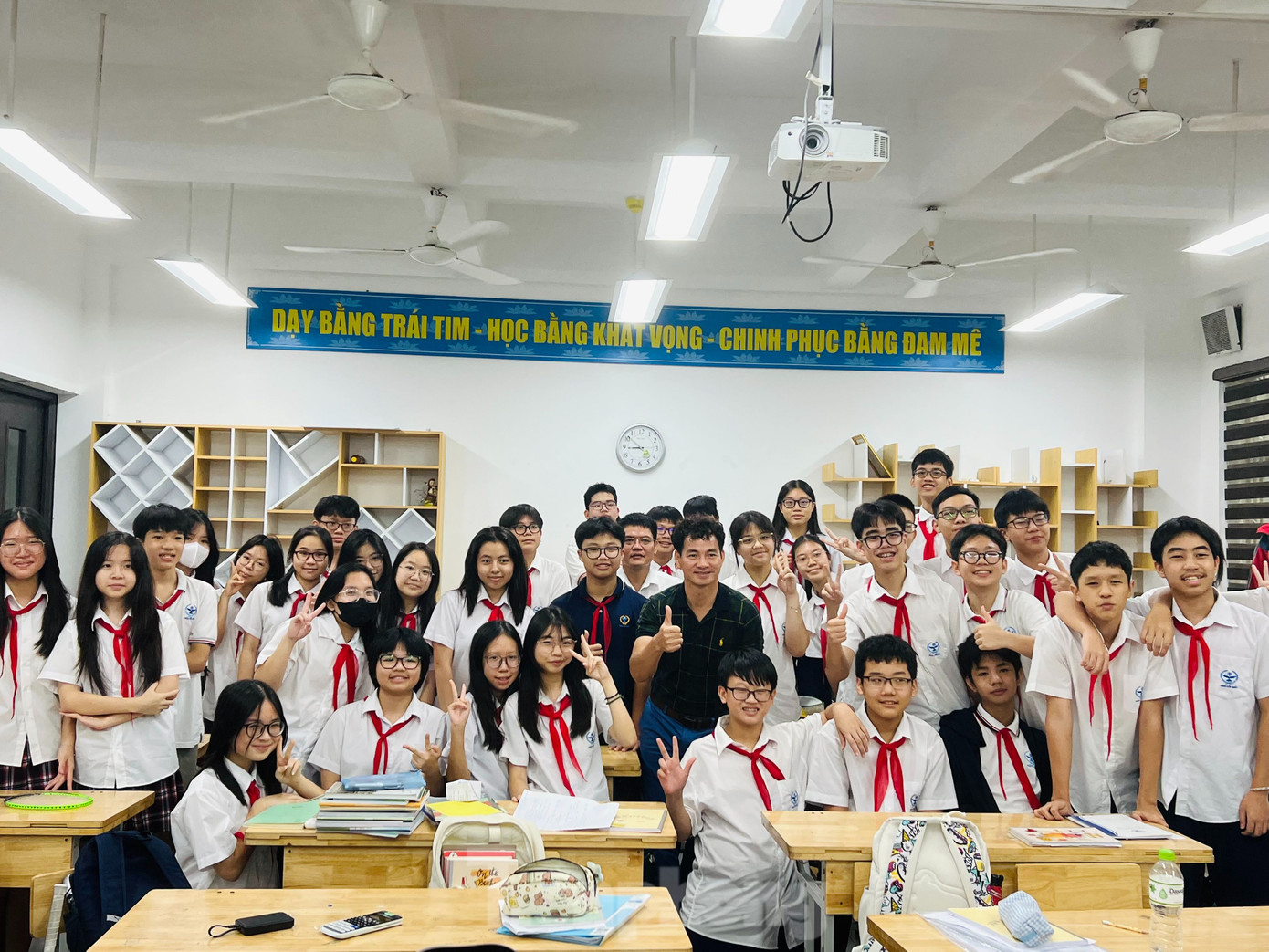 Học sinh lớp 9A4 Trường THCS Cầu Giấy ghi lại khoảnh khắc cùng NSND Xuân Bắc.