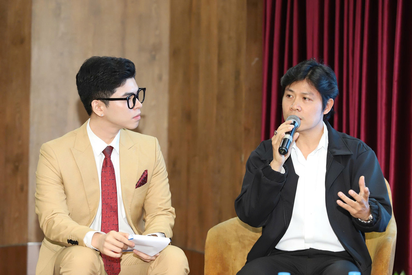 Rút ra kinh nghiệm sau khi trải qua những ồn ào, nhạc sĩ Nguyễn Văn Chung cho rằng để không bị ảnh hưởng bởi &quot;drama&quot;, người làm nghệ thuật nên nhất quán với những gì mình làm về đạo đức, nghề nghiệp, lối sống. &quot;Sống có nguyên tắc, có uy tín thì sẽ hạn chế cao nhất drama có thể xảy ra. Với người nổi tiếng, nên hạn chế phát ngôn khi cảm xúc bị đẩy lên quá cao. Nên cộng thêm sự khiêm nhường, biết ơn dưới mỗi phát ngôn của mình”, nhạc sĩ đưa lời khuyên.