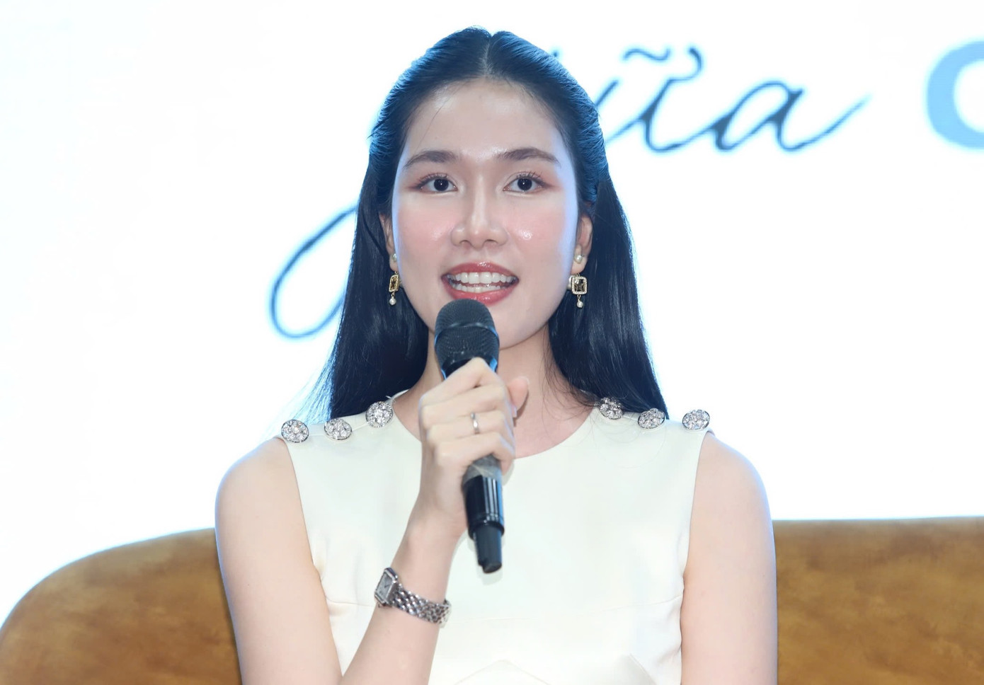 Á hậu Phương Anh khẳng định tọa đàm về ứng xử trước drama là sự kiện ý nghĩa, mang tính thời sự. Cô cho rằng những thông tin mà chuyên gia chia sẻ tại tọa đàm hữu ích với giới trẻ. &quot;Tọa đàm mổ xẻ hiện tượng hóng drama từ góc nhìn xã hội - truyền thông, tâm lý và cả luật pháp. Đây là cơ hội để người trẻ nâng cao nhận thức, kỹ năng chọn lọc và ứng xử văn minh của người trẻ trên không gian mạng&quot;, Phương Anh nói.