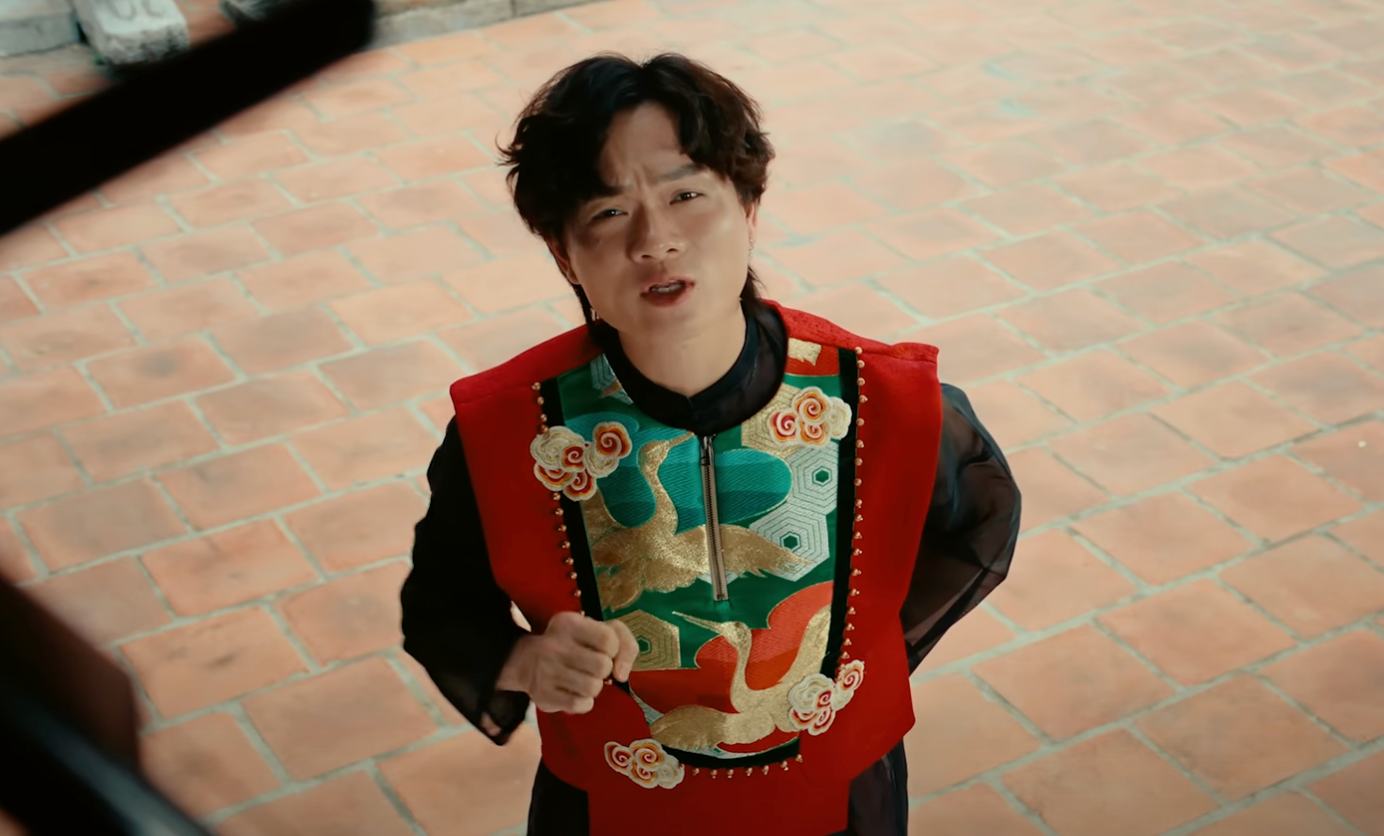 Nghệ sĩ Xuân Hinh, Tuấn Cry gây chú ý khi tham gia MV. Nghệ sĩ Xuân Hinh, Tuấn Cry gây chú ý khi tham gia MV.