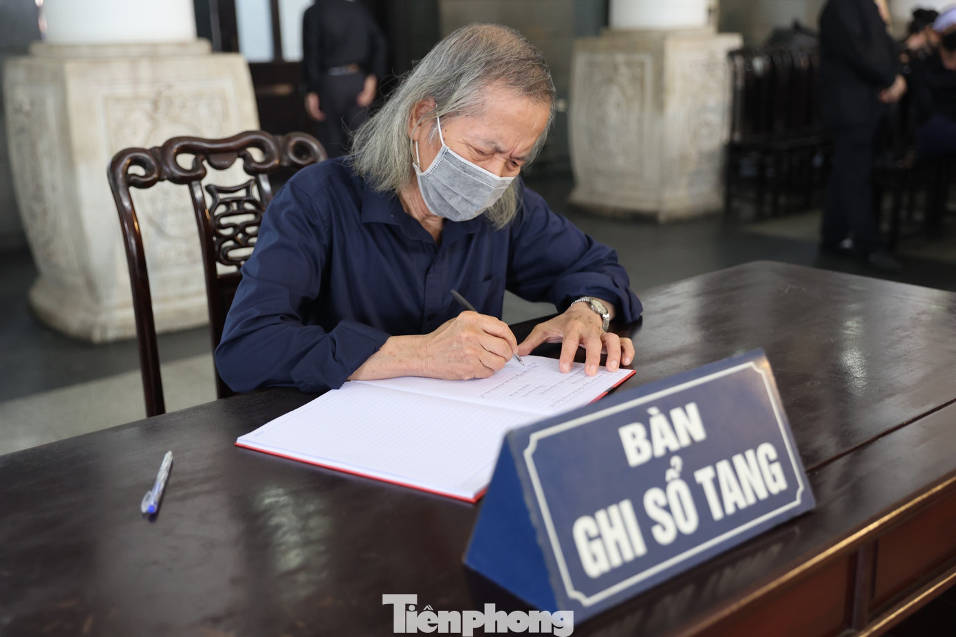 Họa sĩ Lương Xuân Đoàn, Chủ tịch Hội Mỹ thuật Việt Nam ghi sổ tang. Trong ký ức của họa sĩ Lương Xuân Đoàn, họa sĩ Tôn Đức Lượng có dung nhan phúc hậu, càng về già, sự phúc hậu càng thể hiện ra qua gương mặt. "Ông ngày càng đẹp lên. Ông là người bình dị, hiểu đời hiểu người. Ai cũng thấy ông luôn luôn mỉm cười”, họa sĩ Lương Xuân Đoàn chia sẻ. Ảnh: NHƯ Ý.