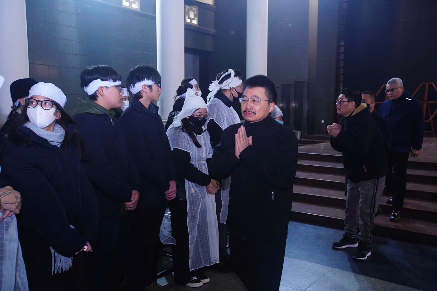 Nhà báo Vũ Tiến - nguyên Phó Tổng Biên tập Báo Tiền Phong - xúc động chia buồn cùng tang quyến.