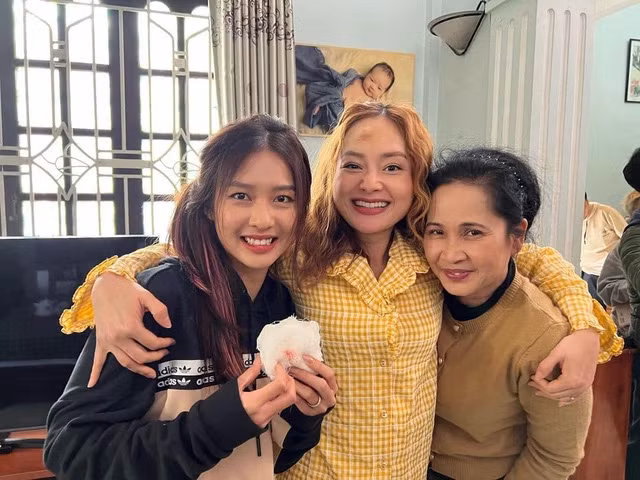 NSND Lan Hương "Bông", Khả Ngân và Lan Phương khoe ảnh hậu trường. NSND Lan Hương "Bông", Khả Ngân và Lan Phương khoe ảnh hậu trường.