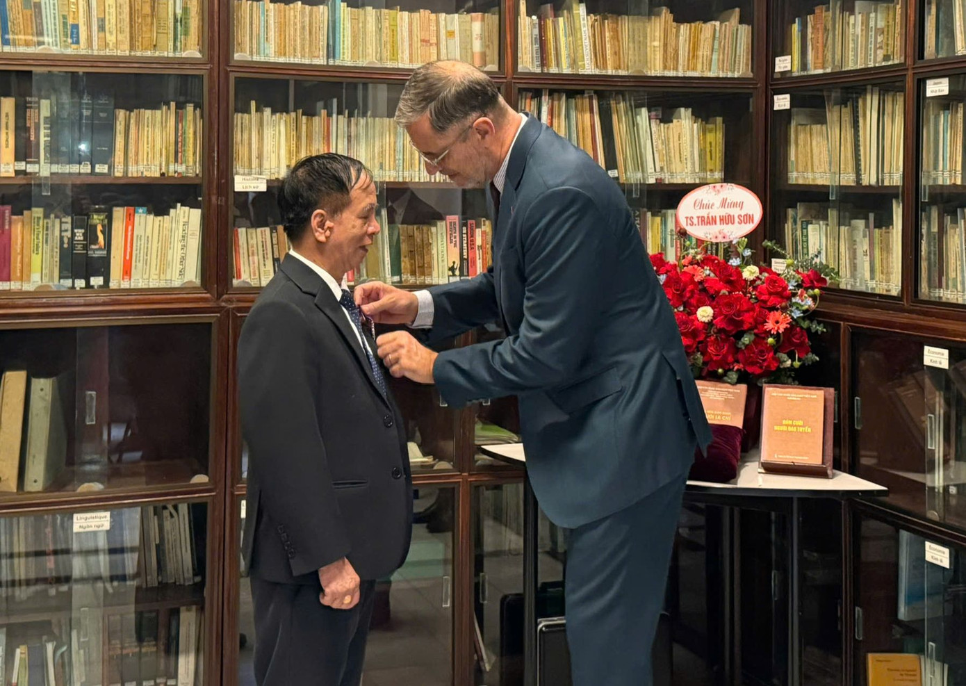 Đại sứ Pháp tại Việt Nam (phải) trao huân chương cho TS. Trần Hữu Sơn.
