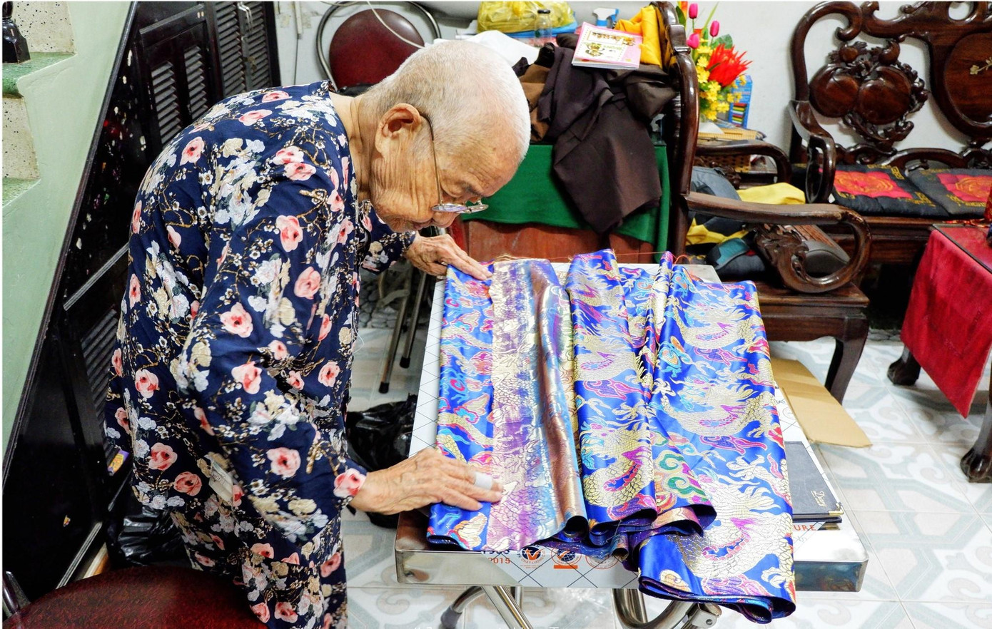 Sự kì diệu của số mệnh đã giúp cho mệ Trí Huệ gắn bó cuộc đời mình với nào vải, nào bông,... để làm ra những chiếc gối dựa tinh xảo. (Ảnh: Journeys in Hue)