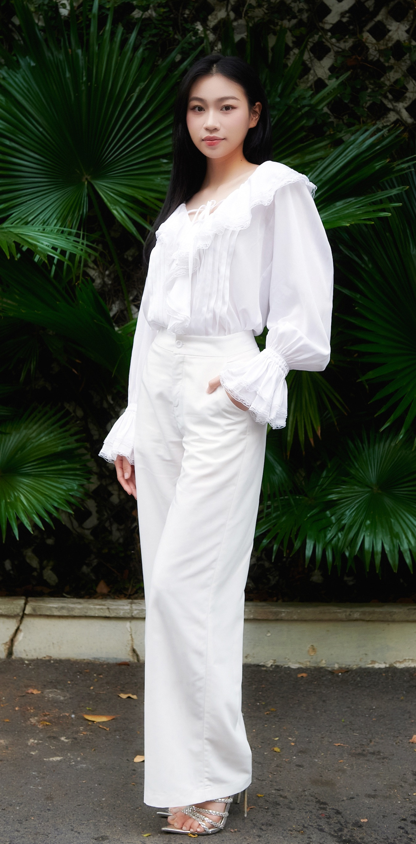 Huyền Cơ nói cô hạnh phúc ở khoảnh khắc được gọi tên vào vòng chung kết. "Tôi chưa bao giờ nghĩ Hoa hậu Việt Nam là cuộc thi dễ dàng. Tỷ lệ chọi giữa các thí sinh rất cao. Tôi cố gắng thể hiện bản thân và chiến thắng chính mình để được bước tiếp", Huyền Cơ nói.