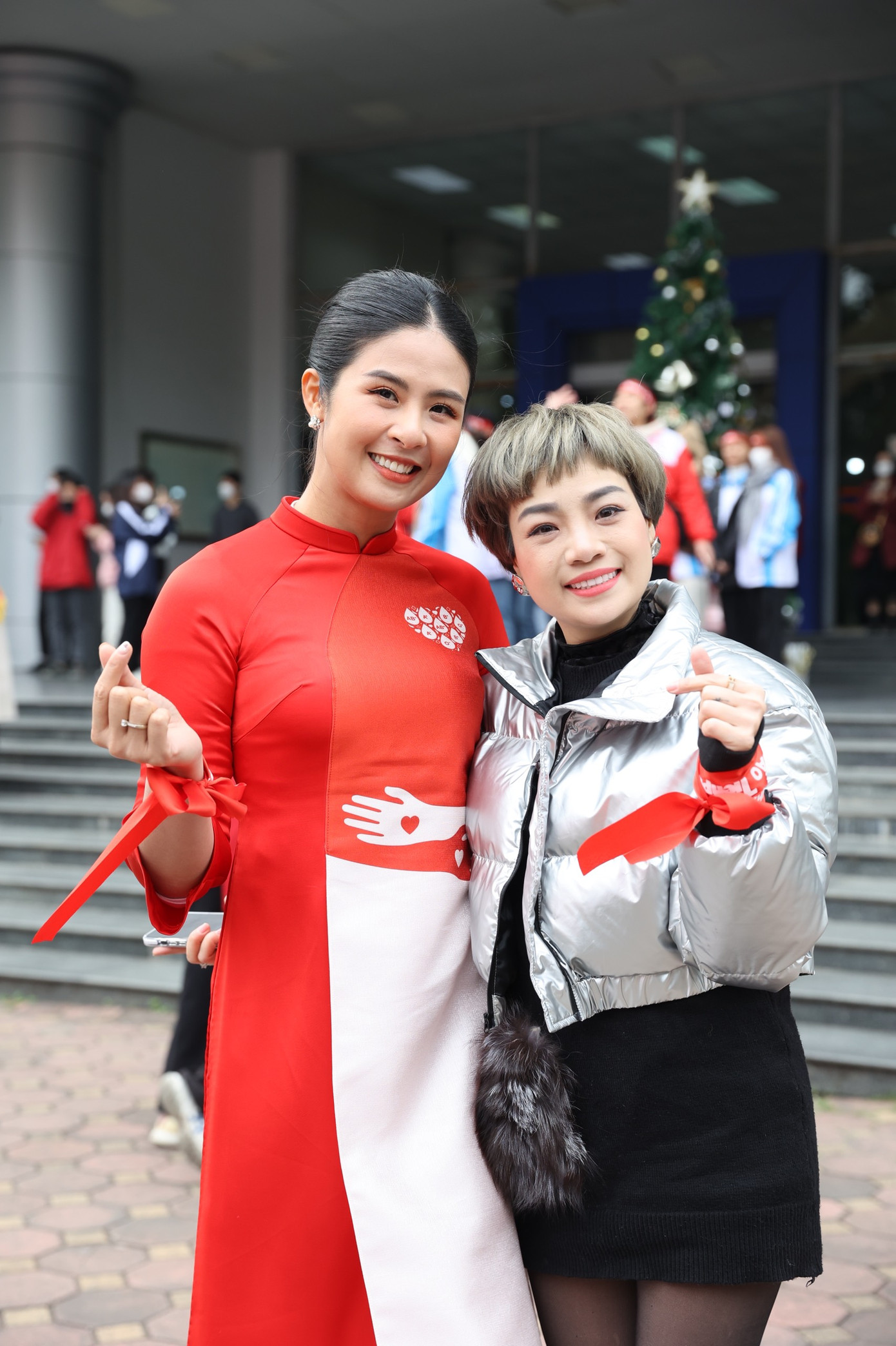 Ca sĩ Ngọc Khuê và Hoa hậu Việt Nam 2010 Đặng Thị Ngọc Hân.