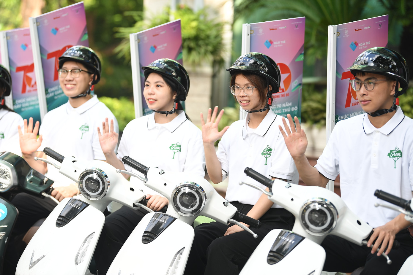 Đúng 7h30 sáng 28/9, đoàn xe roadshow đi qua một số tuyến phố chính của Thủ đô, di chuyển qua phố Lý Thường Kiệt, Trần Hưng Đạo, Phan Bội Châu, Ngô Quyền, Phan Chu Trinh, Tông Đản, Trần Quang Khải...