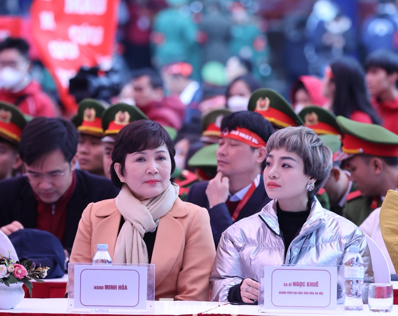 Ca sĩ Ngọc Khuê (phải) vừa góp giọng ở đêm nhạc từ thiện Cánh hoa bay, cùng ban tổ chức đêm nhạc và Báo Tiền Phong trao ủng hộ 34 em nhỏ, học sinh, sinh viên là nạn nhân vụ cháy chung cư mini tại quận Thanh Xuân.