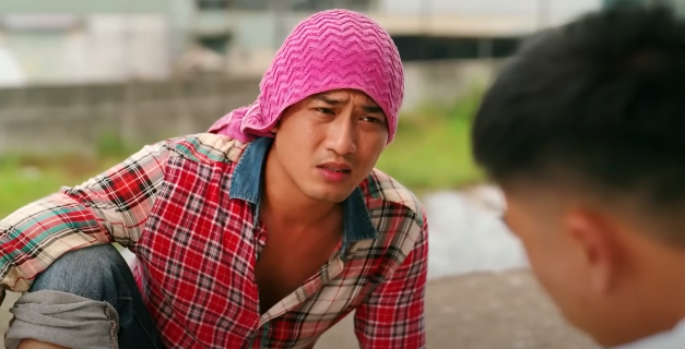 Mến khuyên Hiếu nên mạnh dạn làm ăn để kiếm tiền. Ảnh: CMH.