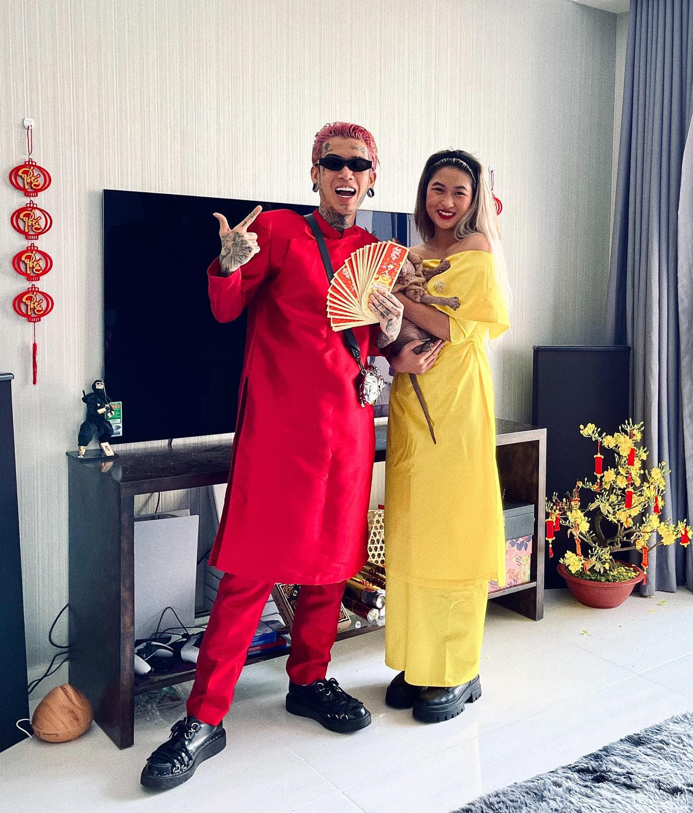 Học trò của Wowy - Dế Choắt sánh đôi bên bạn gái dịp đầu năm mới. Sau khi đăng quang ngôi vị quán quân Rap Việt mùa 1, rapper Dế Choắt quyết định đổi nghệ danh thành DC với mong muốn thay đổi bản thân trên chặng đường nghệ thuật sắp tới.