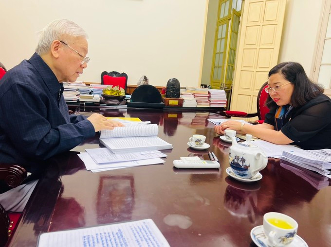 Bà Phạm Thị Thinh vinh dự nhiều lần tham gia biên tập sách của Tổng Bí thư. Bà Phạm Thị Thinh vinh dự nhiều lần tham gia biên tập sách của Tổng Bí thư.