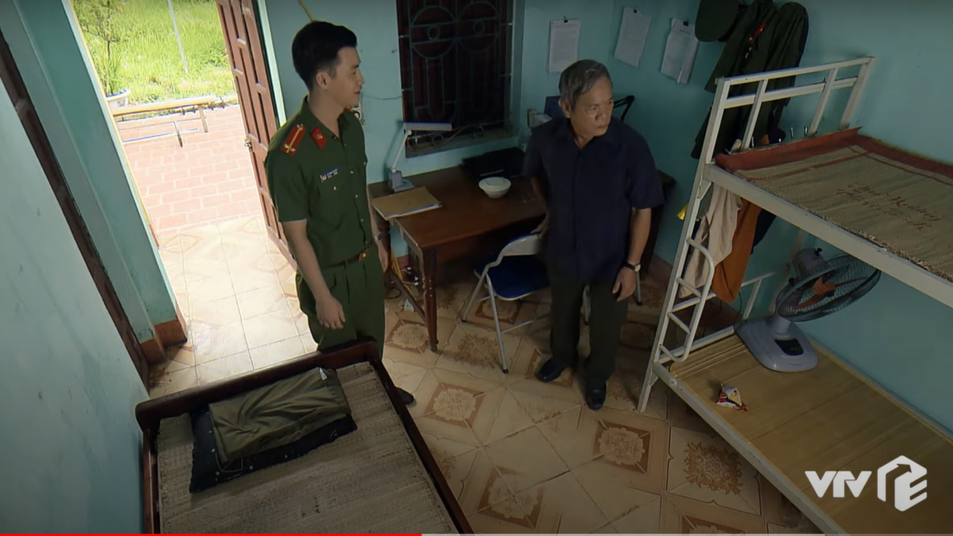 Bố Đông xuống đơn vị thăm con. Bố Đông xuống đơn vị thăm con.