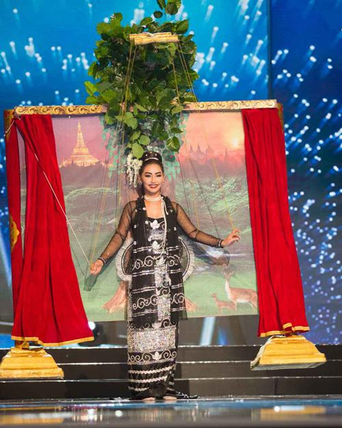 Đại diện đến từ Myanmar đứng đầu phần thi trang phục dân tộc của Miss Universe 2016 với cả một sân khấu múa rối thu nhỏ sau lưng