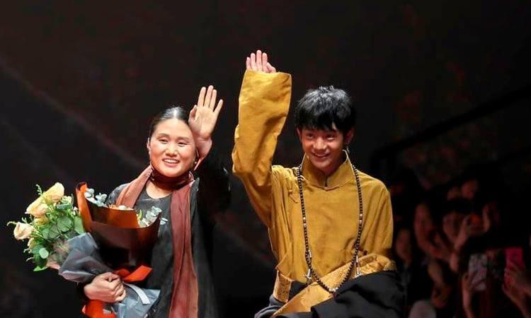 Đinh Chân xuất hiện trên sân khấu thời trang và tặng hoa cho chủ nhân bộ sưu tập Đinh Chân xuất hiện trên sân khấu thời trang và tặng hoa cho chủ nhân bộ sưu tập