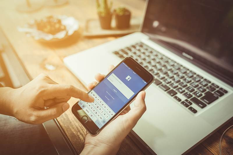 Sự phát triển của mạng xã hội dẫn đến nguy cơ lộ, lọt thông tin cá nhân. Sự phát triển của mạng xã hội dẫn đến nguy cơ lộ, lọt thông tin cá nhân.