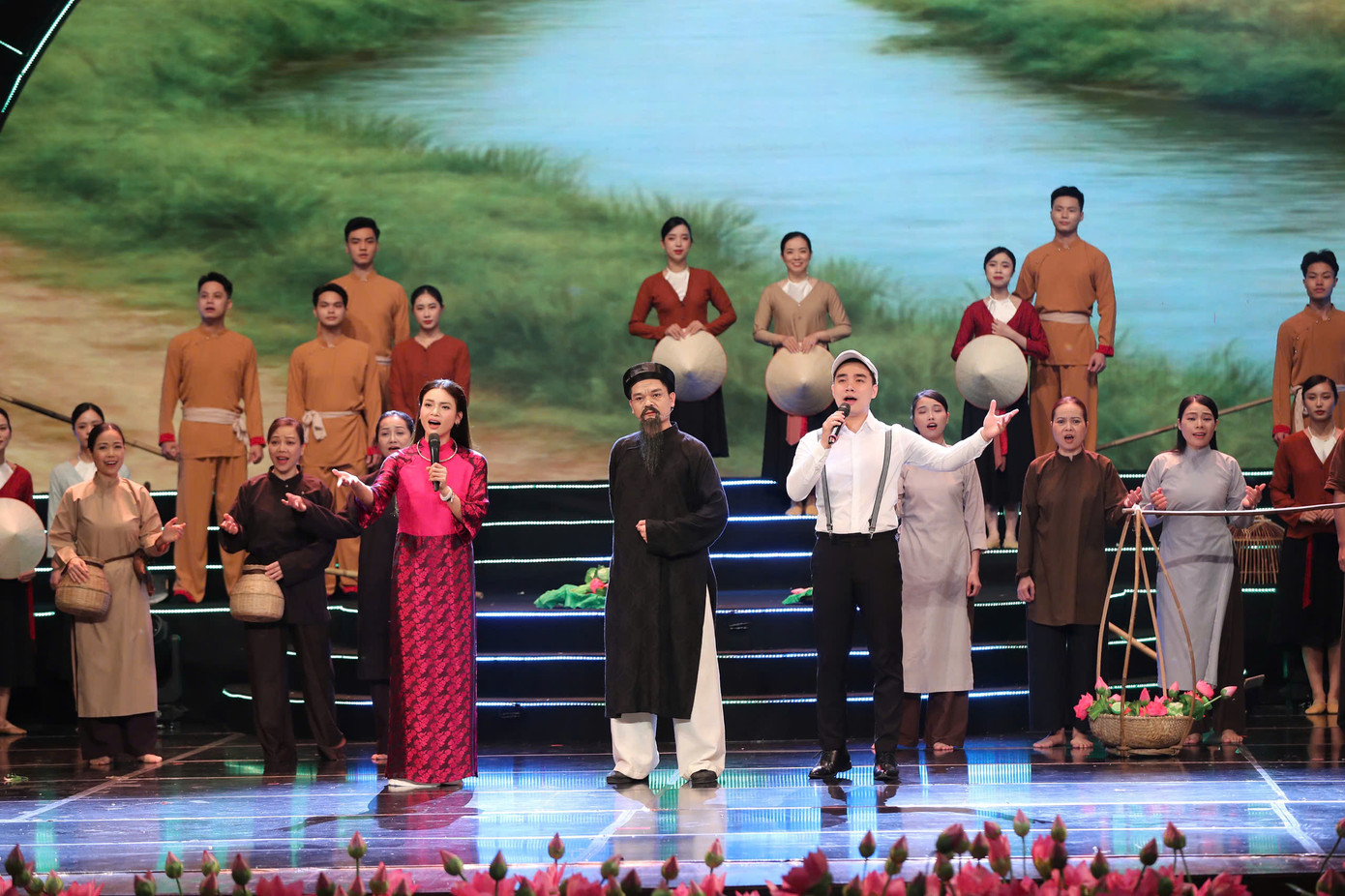 NSND Phương Thảo, nghệ sĩ Minh Tuấn trình diễn ca khúc Từ làng Sen (nhạc sĩ Phạm Tuyên).