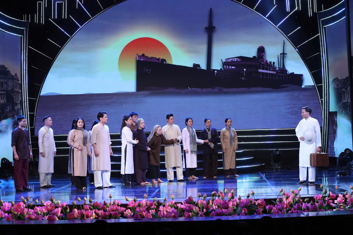 Chương trình ứng dụng công nghệ trình chiếu 3D mapping trong những trường đoạn tái hiện thời gian Bác hoạt động ở Paris, giúp khán giả cảm nhận rõ hơn hành trình tìm đường cứu nước đầy gian nan của Người.