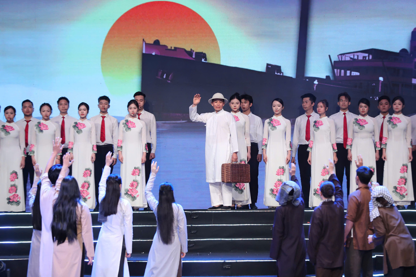 Từ làn điệu dân ca êm đềm của quê hương xứ Nghệ, chương trình khắc họa những bước chân Người đi qua bốn bể năm châu tìm đường cứu nước. Những ca khúc Hồ Chí Minh đẹp nhất tên Người, Tiếng hát giữa rừng Pác Bó, Bài ca Hồ Chí Minh... khiến khán giả ấn tượng.