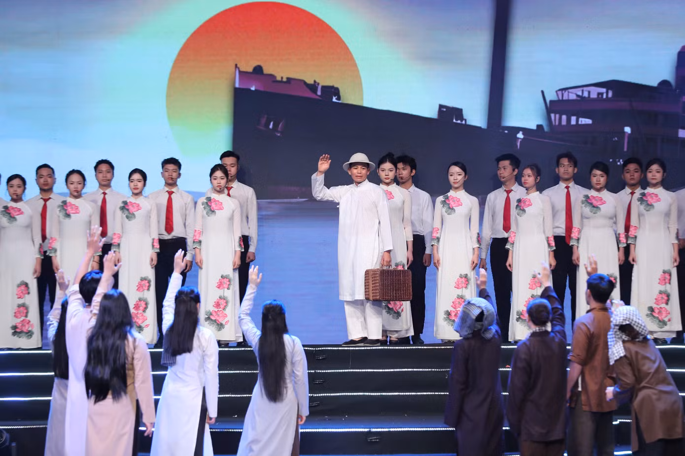 Từ làn điệu dân ca êm đềm của quê hương xứ Nghệ, chương trình khắc họa những bước chân Người đi qua bốn bể năm châu tìm đường cứu nước. Những ca khúc Hồ Chí Minh đẹp nhất tên Người, Tiếng hát giữa rừng Pác Bó, Bài ca Hồ Chí Minh... khiến khán giả ấn tượng.