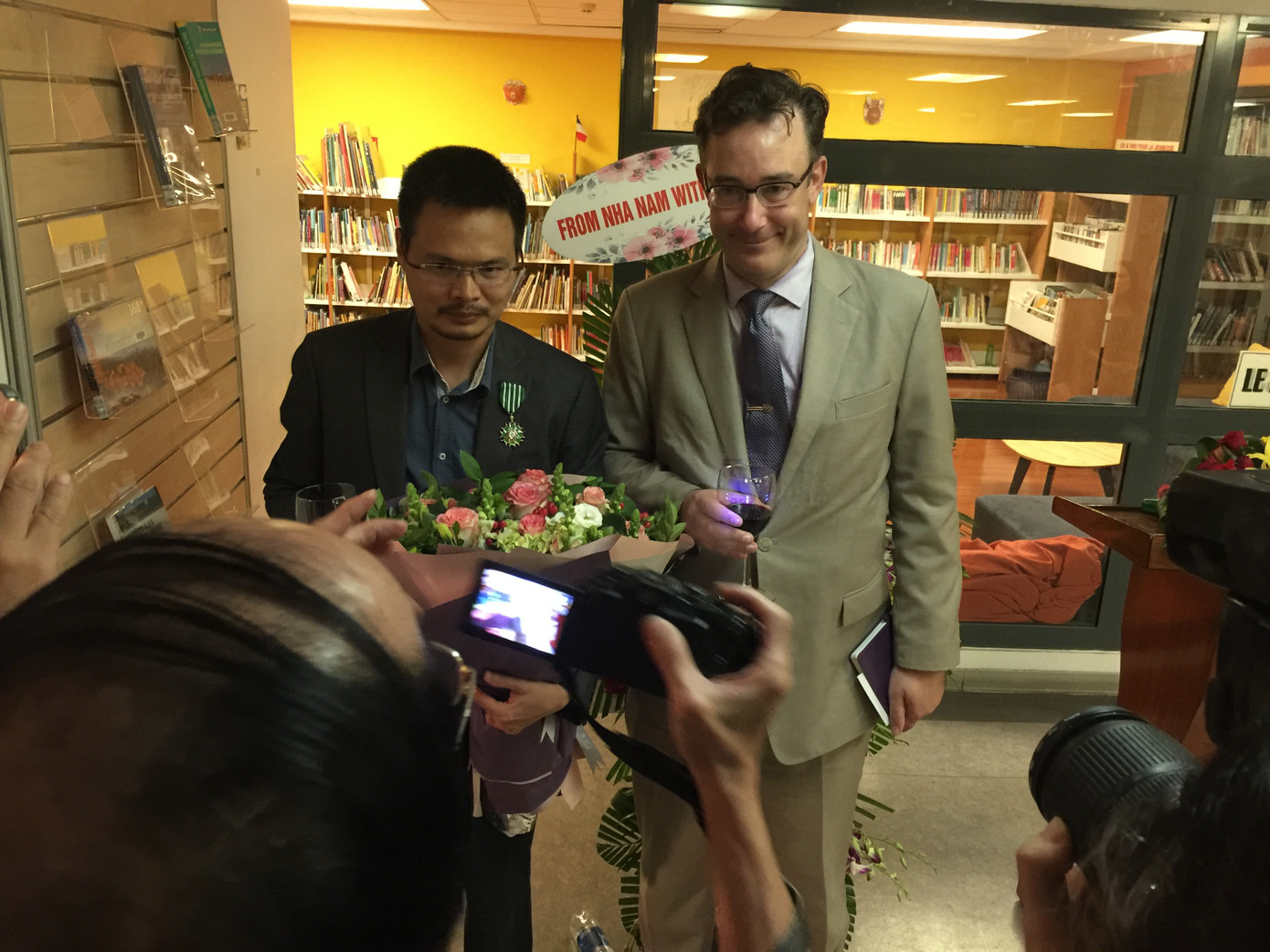 Ông Nguyễn Nhật Anh (trái) từng nhận Huân chương Hiệp sĩ Văn học và Nghệ thuật của Pháp.