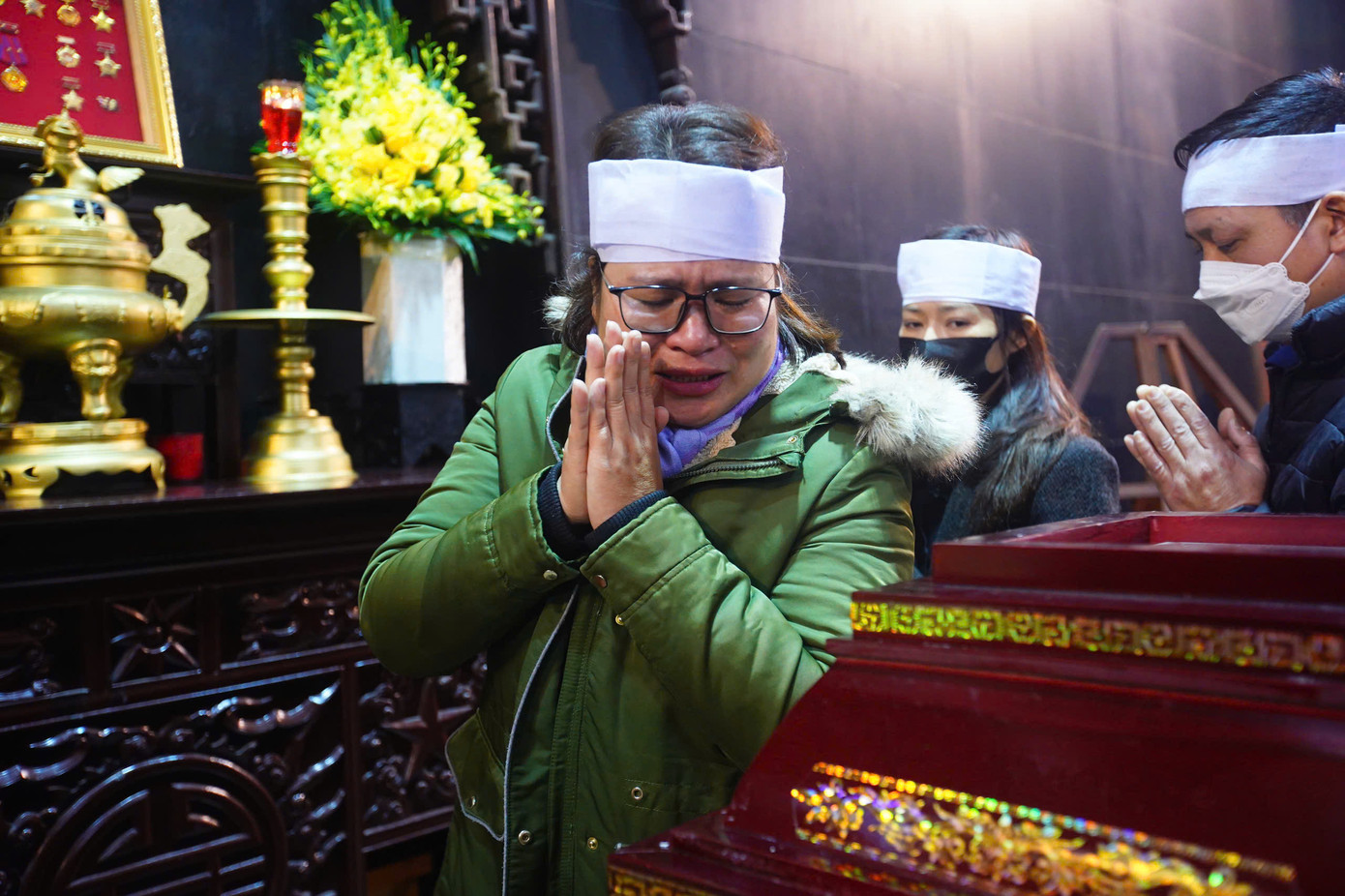 Phút tiễn biệt nghẹn ngào. Gia đình, đồng nghiệp bái biệt nhà thơ, nhà báo Dương Xuân Nam về miền mây trắng.