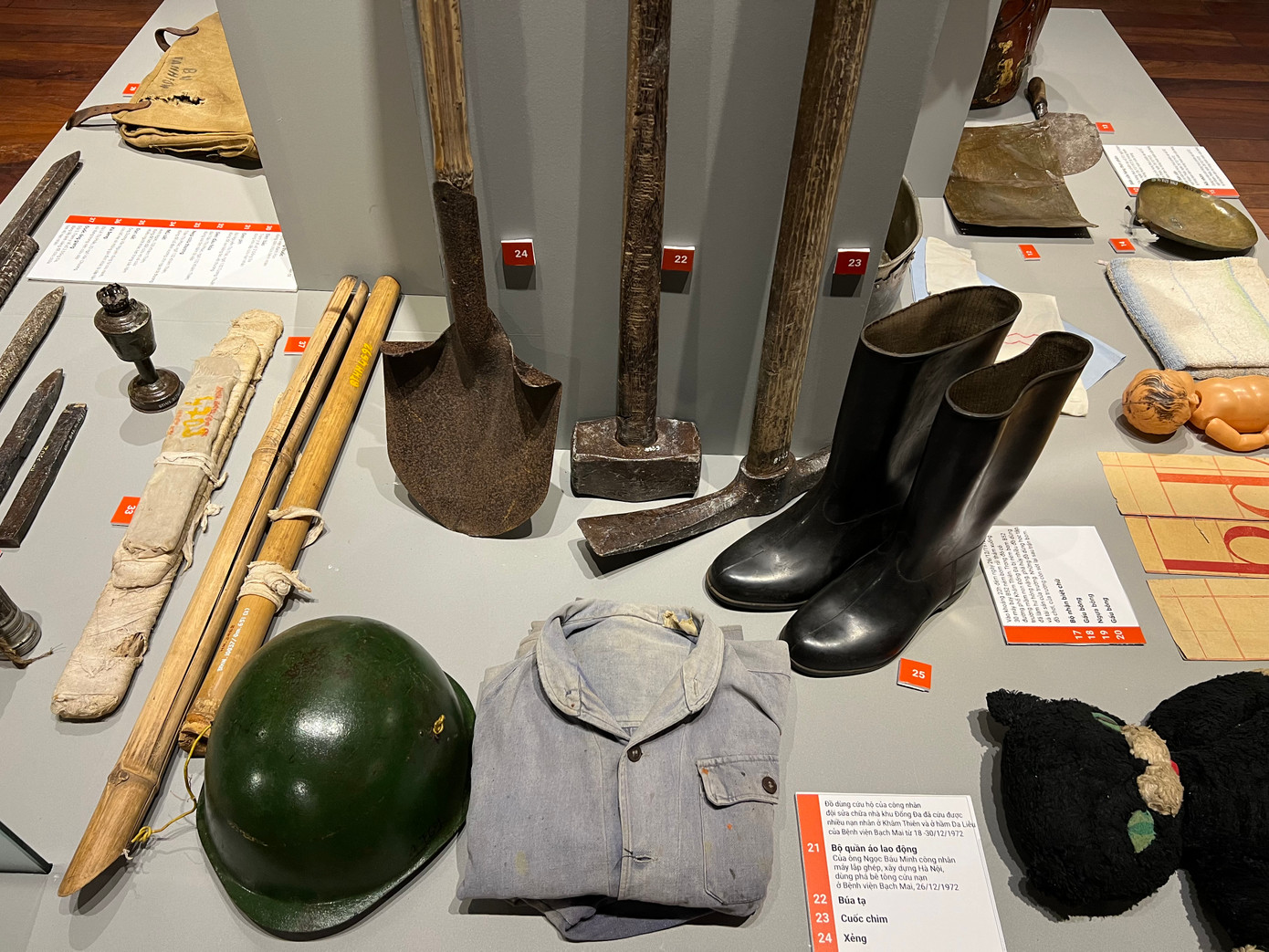 Một số hiện vật trưng bày tại triển lãm.