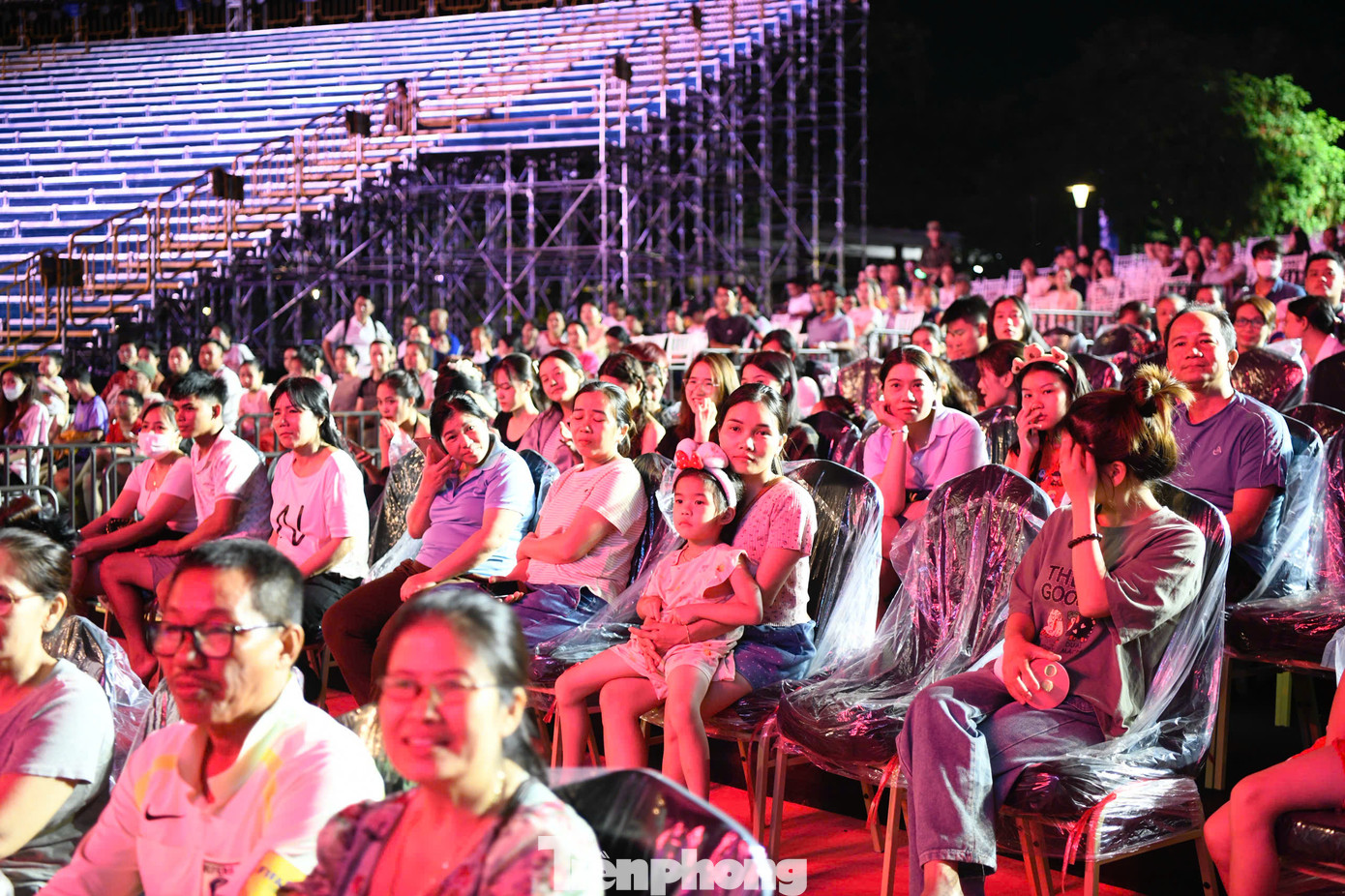 Khán giả tuân thủ quy định không quay phim, chụp hình.