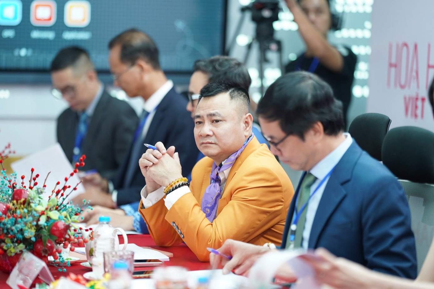 NSND Tự Long trong phòng phỏng vấn thí sinh. Sự xuất hiện của NSND Tự Long ở hàng ghế giám khảo khiến các thí sinh hào hứng.