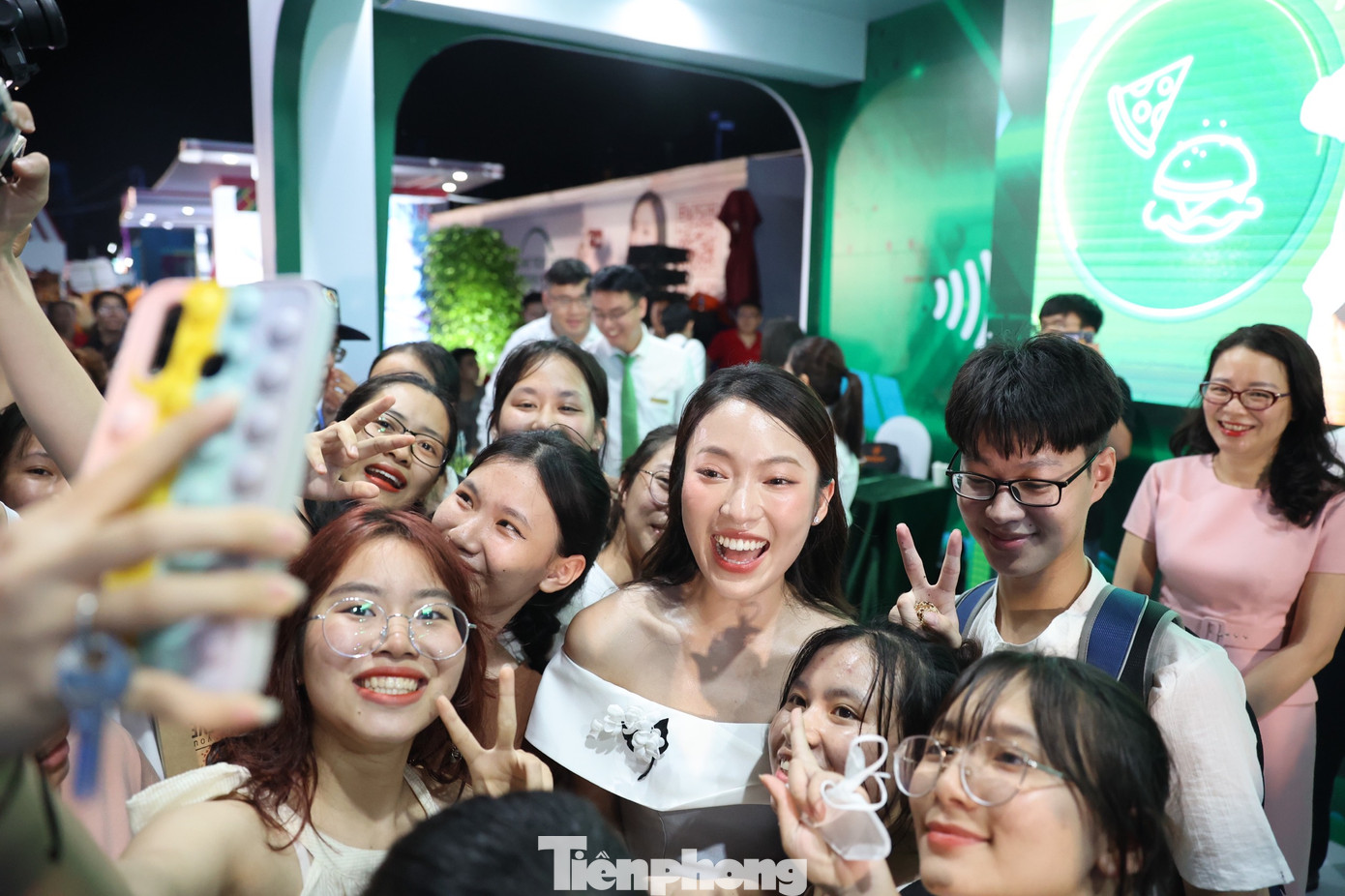 Đông đảo sinh viên tại SVĐ trường ĐH Sư phạm Hà Nội vây quanh Khánh Vy. Đại sứ Ngày Thẻ Việt Nam 2023 cũng tích cực chụp hình, giao lưu, tặng chữ ký cho người hâm mộ. Đông đảo sinh viên tại SVĐ trường ĐH Sư phạm Hà Nội vây quanh Khánh Vy. Đại sứ Ngày Thẻ Việt Nam 2023 cũng tích cực chụp hình, giao lưu, tặng chữ ký cho người hâm mộ.