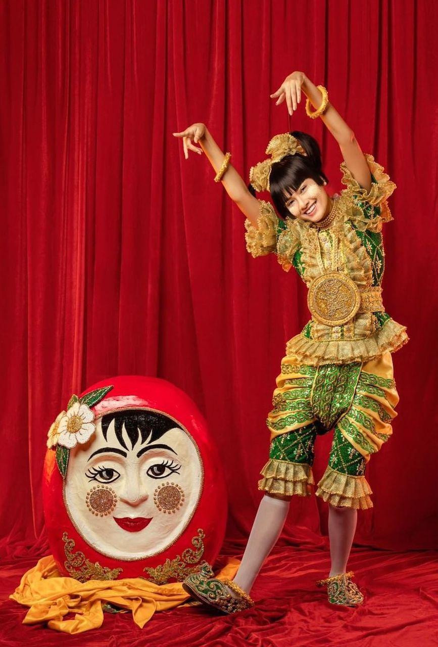 Theo kế hoạch, Miss Universe Myanmar sẽ diện trang phục được lấy cảm hứng từ món đồ chơi truyền thống Pyit-Tine-Htaung của nước này. Bộ đồ biểu tượng cho tinh thần mạnh mẽ, không bao giờ gục ngã của người dân Myanmar