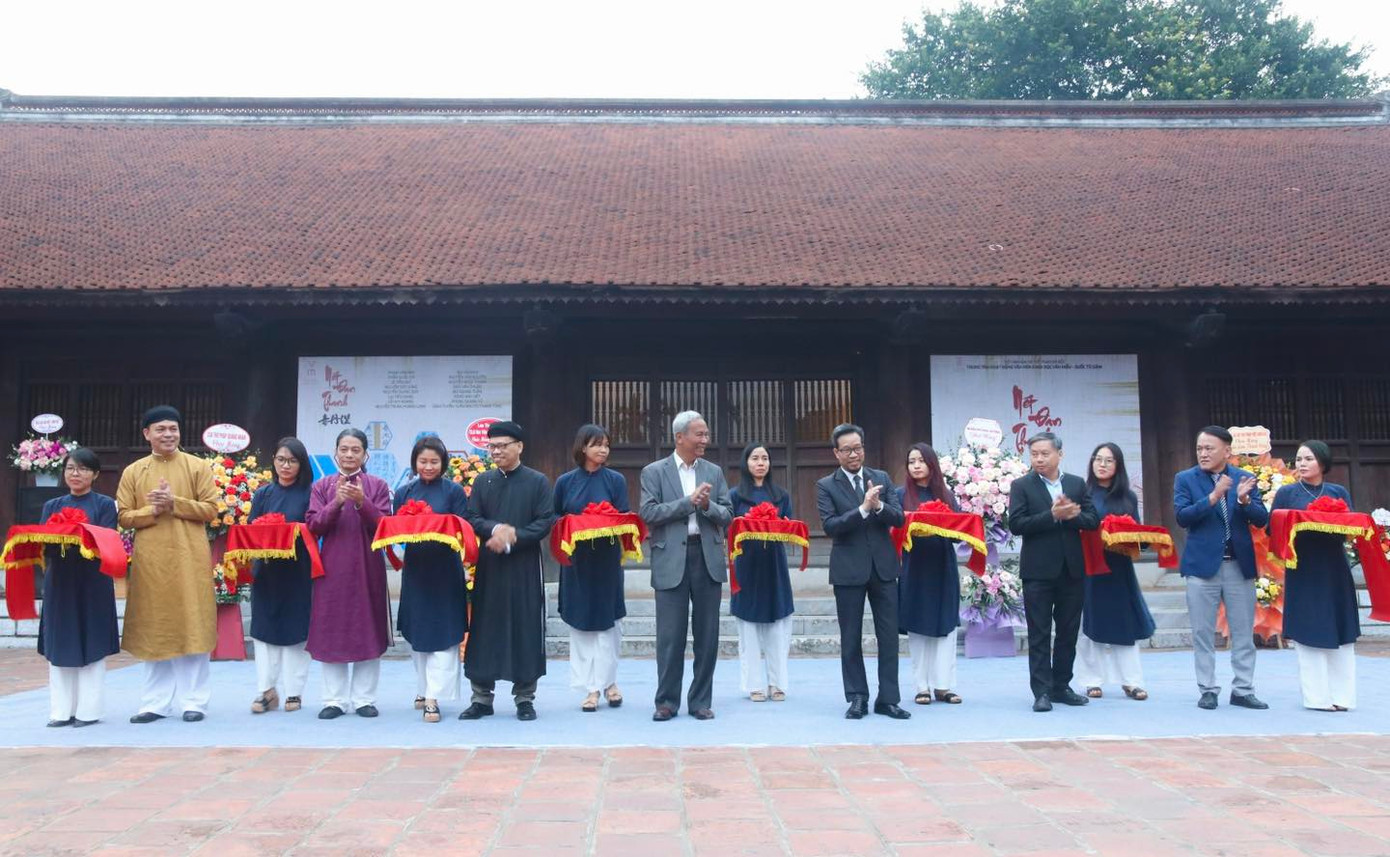 Các đại biểu cắt băng khai mạc triển lãm.