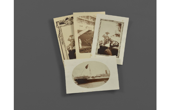 Bưu ảnh vua Khải Định đến Sài Gòn và Marseilles (trái) và 8 bản in bạc về chuyến thăm trường trung học phổ thông Đà Lạt của vua Bảo Đại. Ảnh: Lynda Trouvé.
