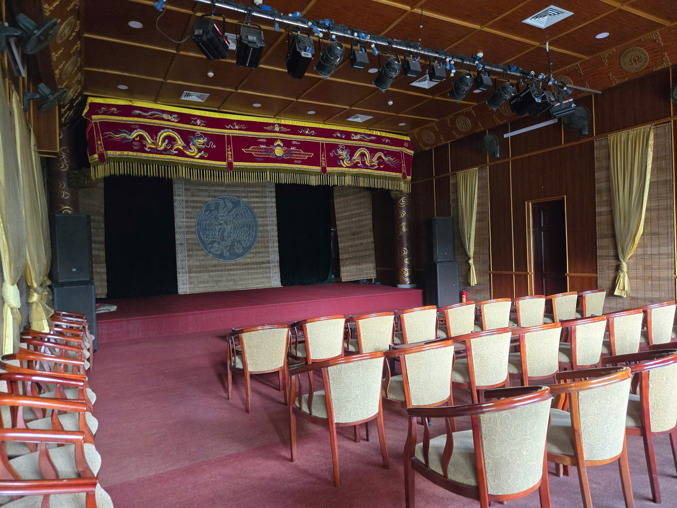 Nhà hát Chèo Việt Nam được khởi đầu từ sự ra đời của Tổ chèo trong Đoàn văn công nhân dân Trung ương, được thành lập năm 1951 tại Chiến khu Việt Bắc, trong kháng chiến chống thực dân Pháp. Sau khi hòa bình lập lại năm 1954, Tổ chèo đã được nâng cấp trở thành Đoàn Chèo Trung ương. Trong những năm chống Mỹ, Đoàn đã phát triển thành Nhà hát Chèo Trung ương rồi đổi tên thành Nhà hát Chèo Việt Nam.