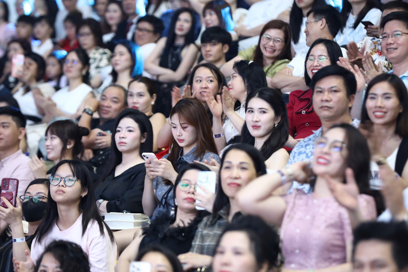 Khán giả lấp kín Cung Thể thao Quần Ngựa để cổ vũ cho 41 thí sinh.