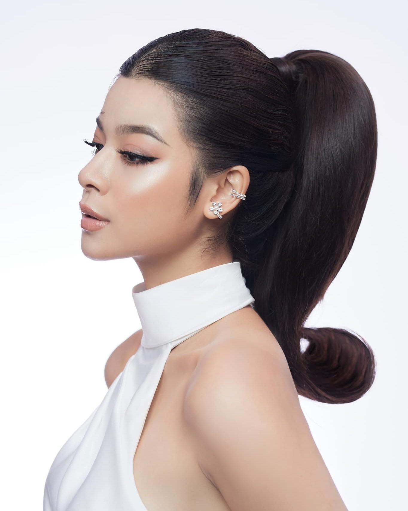 Bước sang tuổi 17, Võ Hoài Anh ngày càng trưởng thành, xinh đẹp, bộc lộ phong cách thời trang cá tính và hiện đại. Hoài Anh cũng theo đuổi hình mẫu quyến rũ xen lẫn sự phá cách.