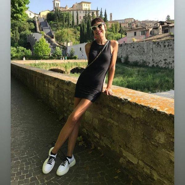 Thân hình chuẩn giúp người phụ nữ 72 tuổi tự tin diện những bộ đồ bó sát, thả dáng chuẩn siêu mẫu