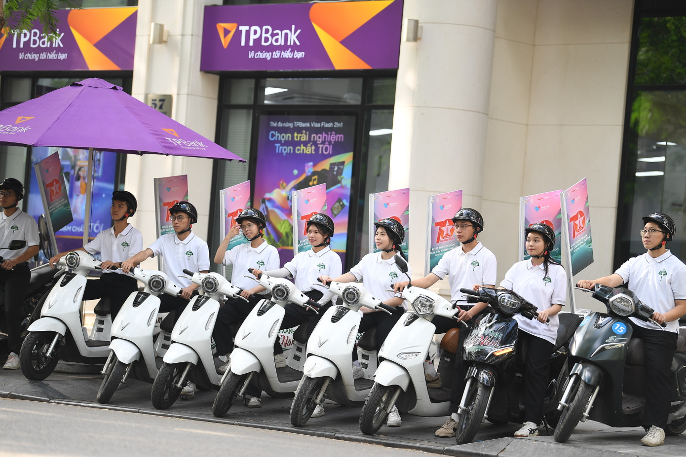 Đoàn xe dừng tại TP Bank - đơn vị tài trợ Bạc của Ngày thẻ Việt Nam 2024.