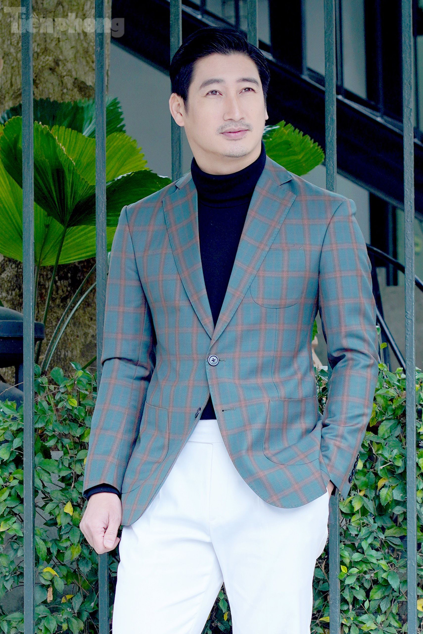 Nhớ lại những tập đầu tiên lên sóng, Ngọc Quỳnh kể anh chưa kịp nghĩ tới hiệu ứng của nhân vật cũng như bộ phim. “Tháng 10 năm 2019 tôi đi diễn ở một số tỉnh miền Trung, Tây Nguyên. Khi về nhà tôi nhận được cả trăm thông báo trên Facebook. Khán giả đăng ảnh về nhân vật Thái rồi gắn tên Ngọc Quỳnh vào. Tôi nghĩ vai Thái đến với mình như một cái duyên. Được khán giả đón nhận là sự may mắn và cả nỗ lực của bản thân”, Ngọc Quỳnh kể về vai diễn giúp anh giành giải Vàng ở Giải thưởng Cánh diều 2019. Ảnh: TRỌNG QUÂN.