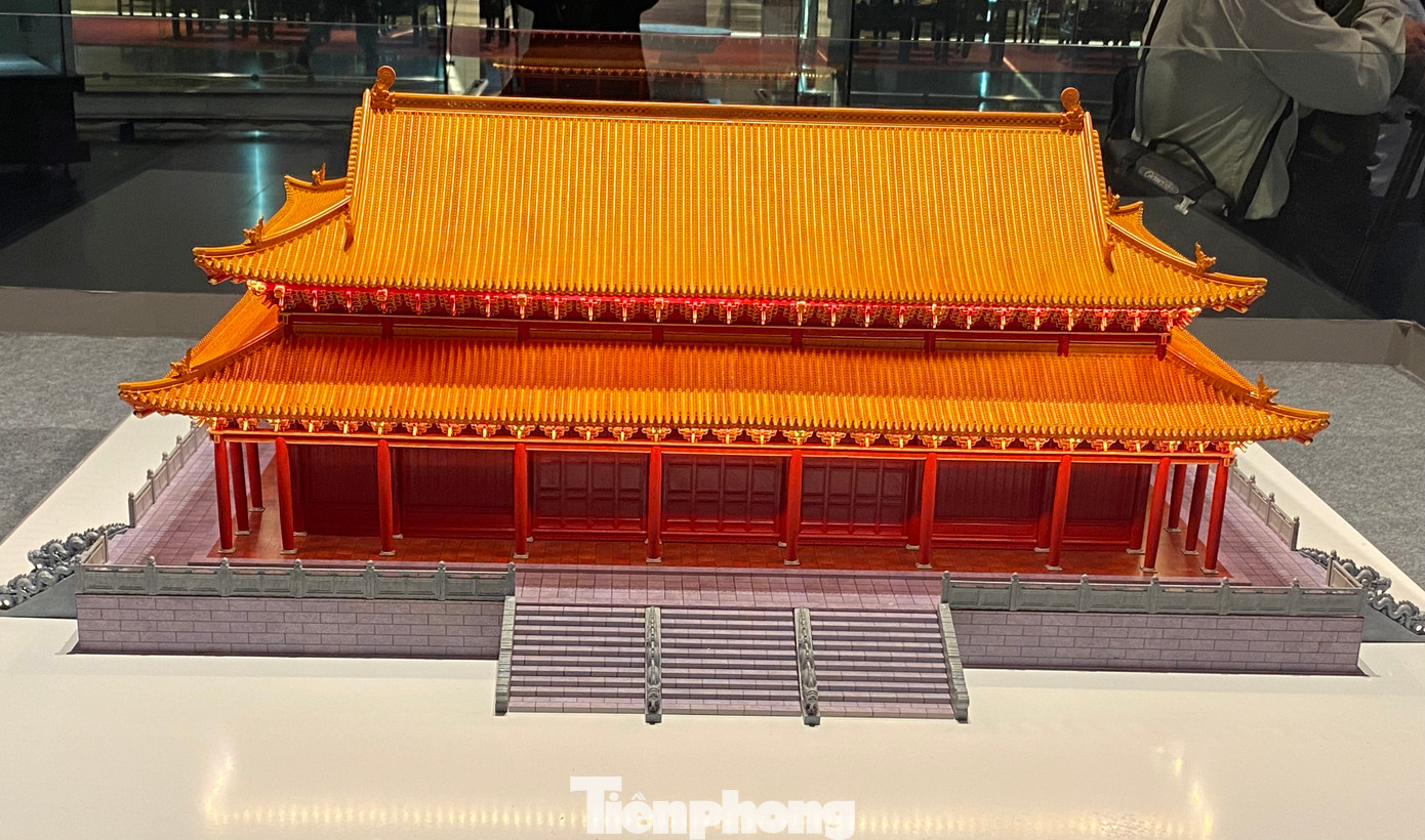 Các nhà khoa học cho rằng điện Kính Thiên là tòa điện thiết triều, nằm chính giữa trung tâm Cấm thành của kinh đô Thăng Long thời Lê sơ. Các nhà khoa học cho rằng điện Kính Thiên là tòa điện thiết triều, nằm chính giữa trung tâm Cấm thành của kinh đô Thăng Long thời Lê sơ.