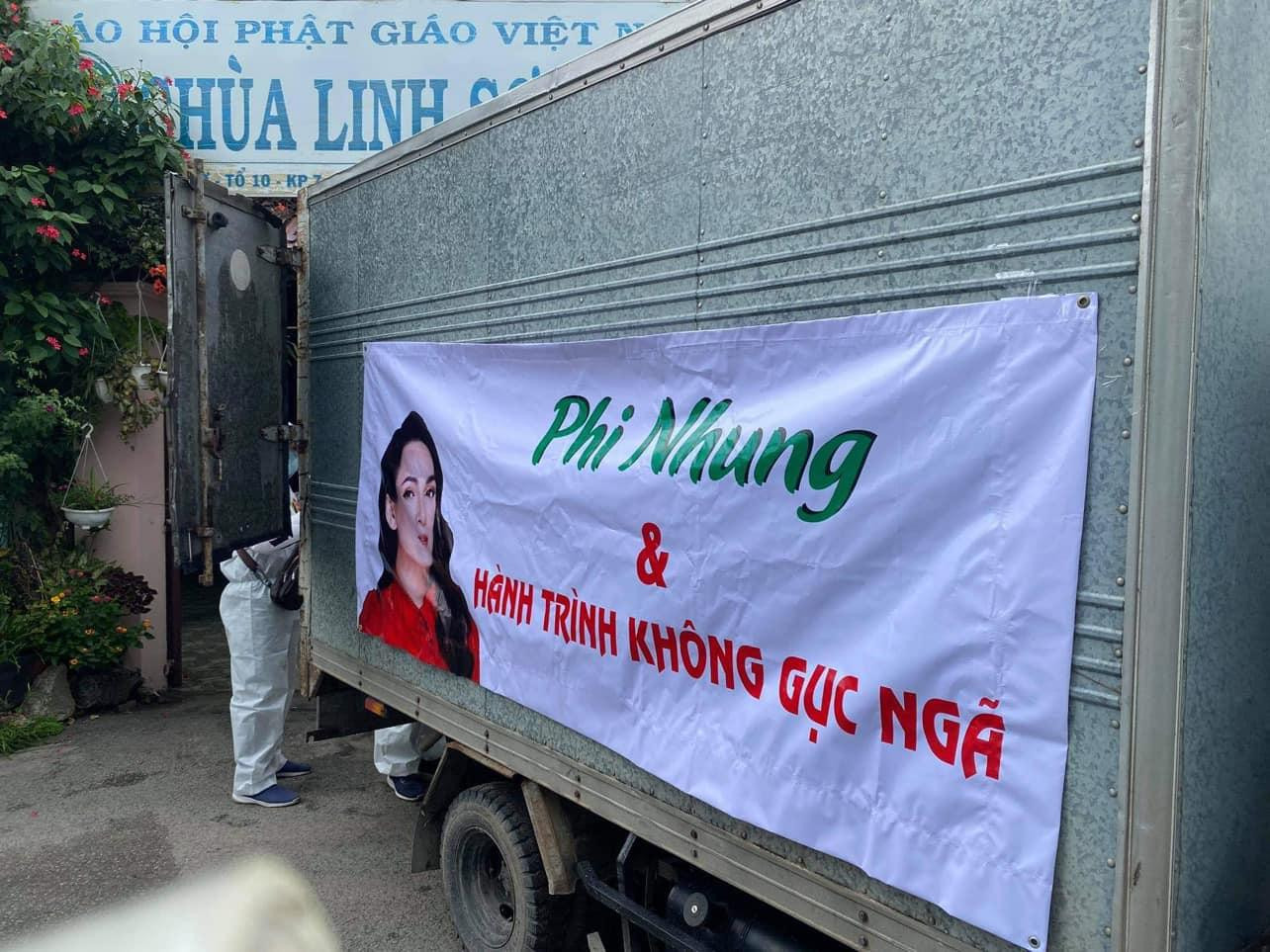 Trizzie Phương Trinh làm từ thiện dưới tên của Phi Nhung. Trizzie Phương Trinh làm từ thiện dưới tên của Phi Nhung.