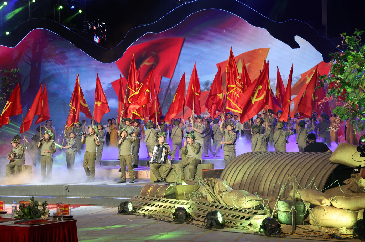 Cầu truyền hình "Dưới lá cờ Quyết Thắng" được truyền hình trực tiếp từ 5 điểm cầu Điện Biên, Hà Nội, Thanh Hóa, Kon Tum và TPHCM vào 20h tối 5/5 trên VTV1. Chương trình truyền tải thông điệp: Chiến thắng Điện Biên Phủ là chiến công chung của cả dân tộc, được hun đúc bởi khát khao giành độc lập tự do của một dân tộc.