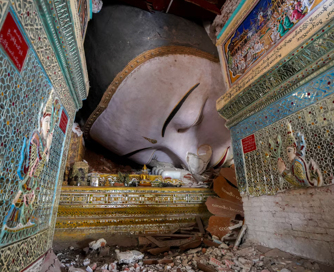 Tượng Phật tại Sakyadhita Thilashin - một trong những tu viện lớn nhất của Myanmar - sụp đổ hoàn toàn. "Ít nhất ba tòa nhà ở tu viện bị sập, và tất cả khu dân cư đều bị hư hại. 6 nữ tu và 3 tín đồ thiệt mạng, một số người nhập viện với những vết thương nghiêm trọng", nhân chứng kể lại. Ảnh: National Geographic. Tượng Phật tại Sakyadhita Thilashin - một trong những tu viện lớn nhất của Myanmar - sụp đổ hoàn toàn. "Ít nhất ba tòa nhà ở tu viện bị sập, và tất cả khu dân cư đều bị hư hại. 6 nữ tu và 3 tín đồ thiệt mạng, một số người nhập viện với những vết thương nghiêm trọng", nhân chứng kể lại. Ảnh: National Geographic.