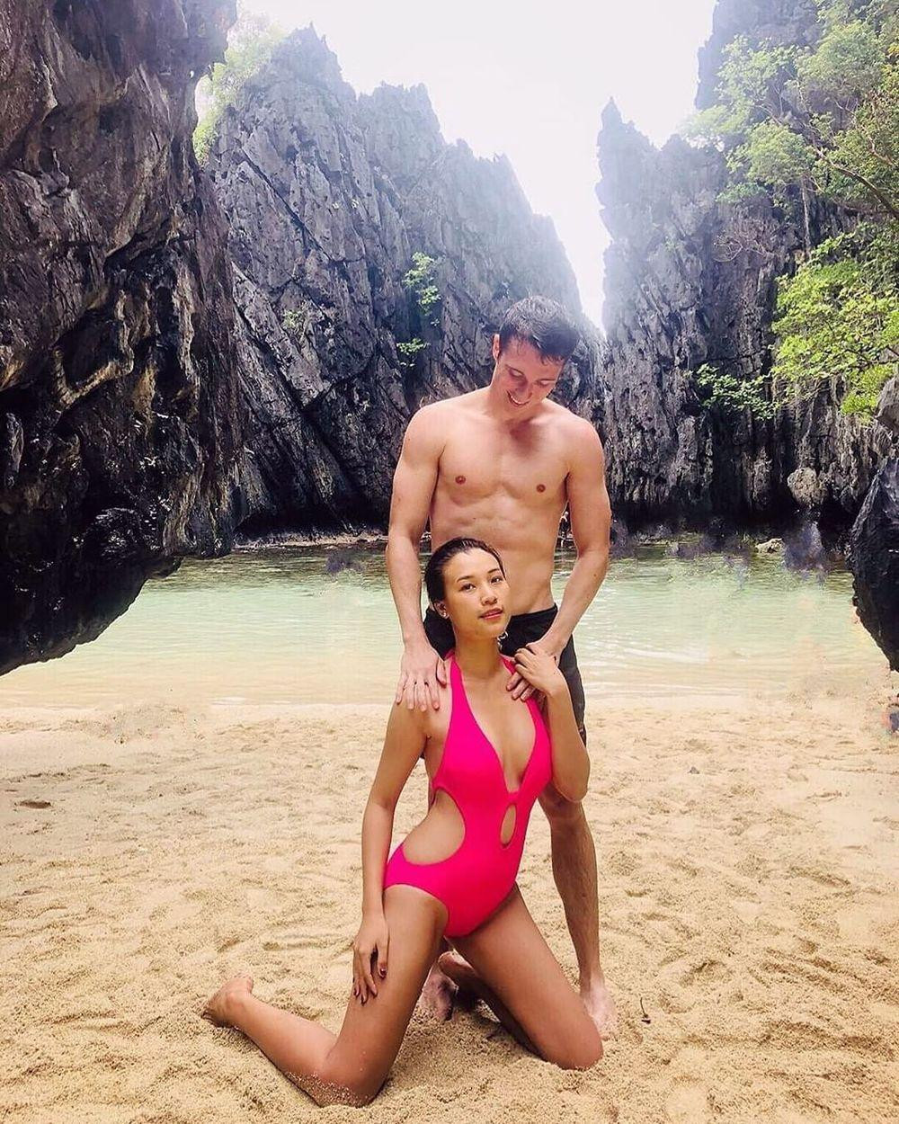 Sau khi sinh con đầu lòng, cặp đôi cũng không ngần ngại chia sẻ bức hình nóng bỏng bên nhau. Hoàng Oanh cho biết khoe ảnh diện bikini bên ông xã cũng là cách để tạo động lực lấy lại vóc dáng sau sinh