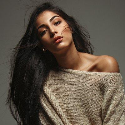 Sở hữu nhan sắc cuốn hút và đường cong bốc lửa, đại diện Panama đã giành nhiều thành tích tại các đấu trường sắc đẹp như: Hoa hậu Thiếu niên Panama 2018, Sắc đẹp Tuổi Teen Panama 2016,..