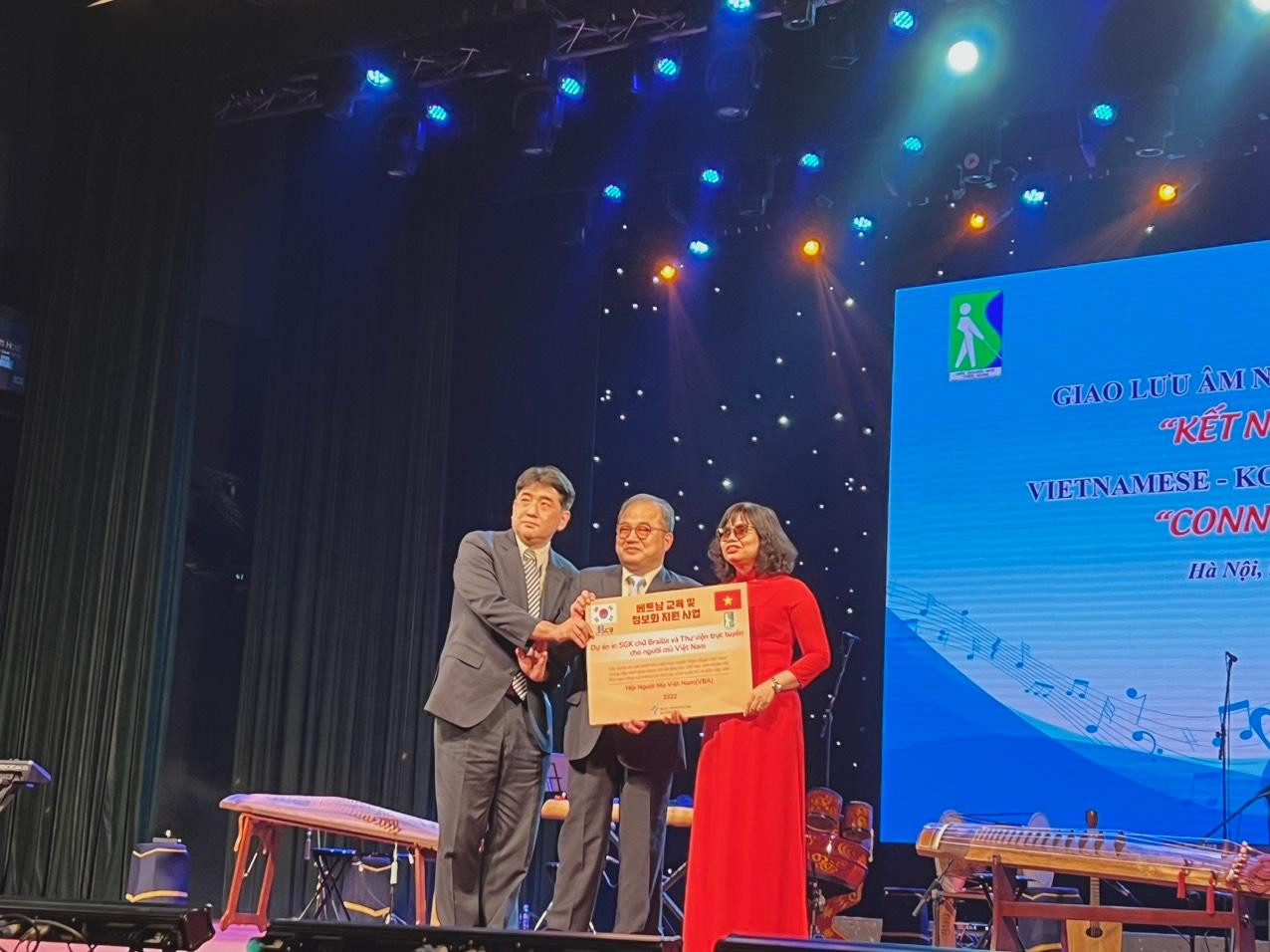 Đại diện tổ chức Siloam trao biển tài trợ chương trình Dự án in sách giáo khoa chữ Braille và Thư viện trực tuyến cho người mù Việt Nam. Ảnh: NGỌC ÁNH. Đại diện tổ chức Siloam trao biển tài trợ chương trình Dự án in sách giáo khoa chữ Braille và Thư viện trực tuyến cho người mù Việt Nam. Ảnh: NGỌC ÁNH.