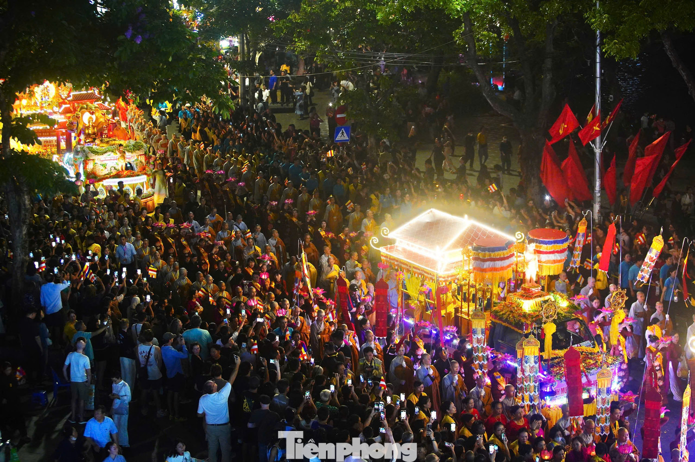 Những hình ảnh ấn tượng ở khu vực phố đi bộ Hồ Gươm tối 13/5.