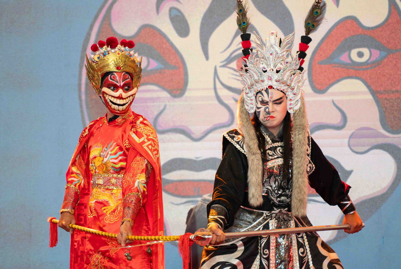 Mạc Văn Khoa (trái) diễn tuồng tại sự kiện. Mạc Văn Khoa (trái) diễn tuồng tại sự kiện.