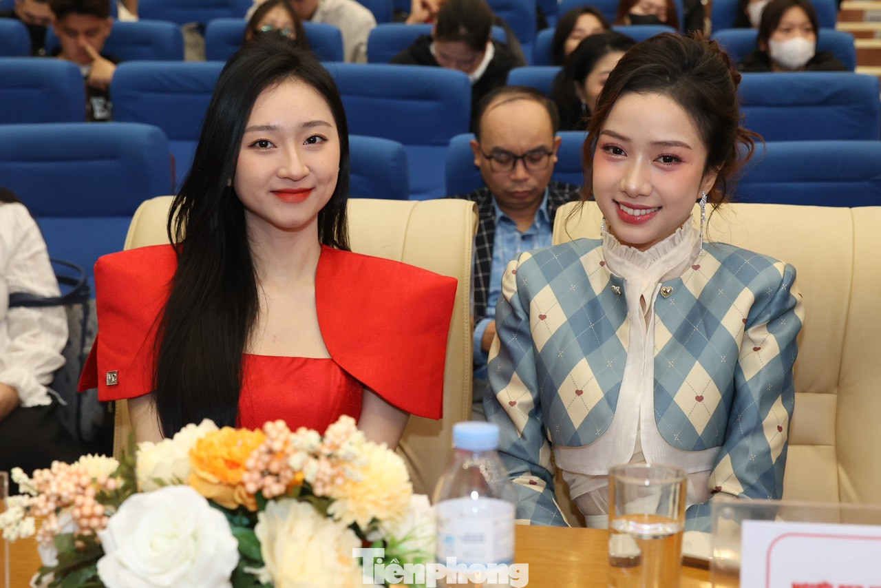 Á khôi Thanh lịch Hà Nội 2023 Kim Trà My (trái) và Người đẹp Nhân ái Hoa hậu Việt Nam 2022 Ngọc Mai đồng hành với chương trình. Hai người đẹp xuất hiện trong trang phục thanh lịch. Á khôi Kim Trà My bày tỏ niềm vui, sự tự hào khi đồng hành với chương trình Nâng bước thủ khoa. "My biết ơn báo Tiền Phong đã đưa sáng kiến và tổ chức chương trình đầy ý nghĩa, nhân văn. Tôi mong tiếp tục được đồng hành với chương trình trong những năm tiếp theo", Trà My nói.